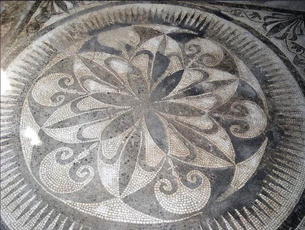 VII.7.5 Pompeii. May 2014. Cubiculum (x), mosaic floor with black and white Hellenistic rosette pattern.