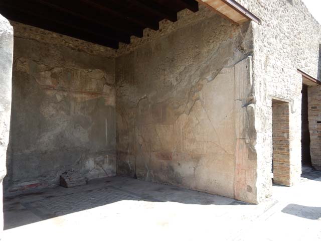 VII.7.5 Pompeii. September 2019. 
Exedra (u), looking west towards south end of west wall, and north portico.
Foto Annette Haug, ERC Grant 681269 DÉCOR.
