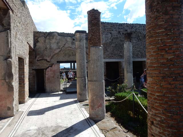 VII.7.5 Pompeii. 2014. Room (r), mosaic floor in threshold to peristyle (l).