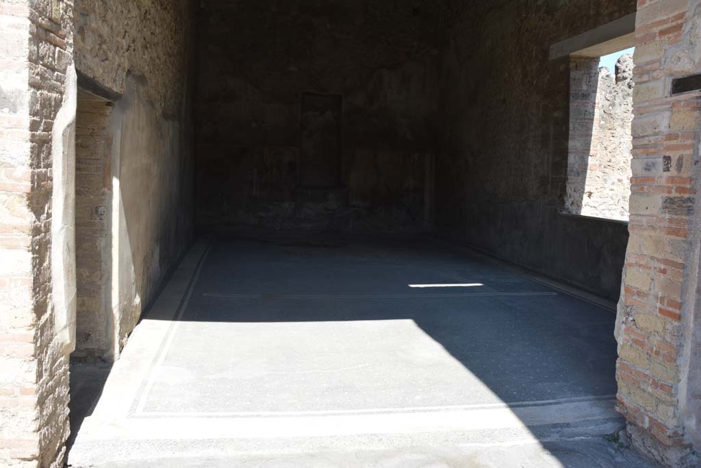 VII.7.5 Pompeii. September 2019. Triclinium (q), looking from north portico, on the left is a side doorway into corridor (r).
Foto Annette Haug, ERC Grant 681269 DÉCOR.
