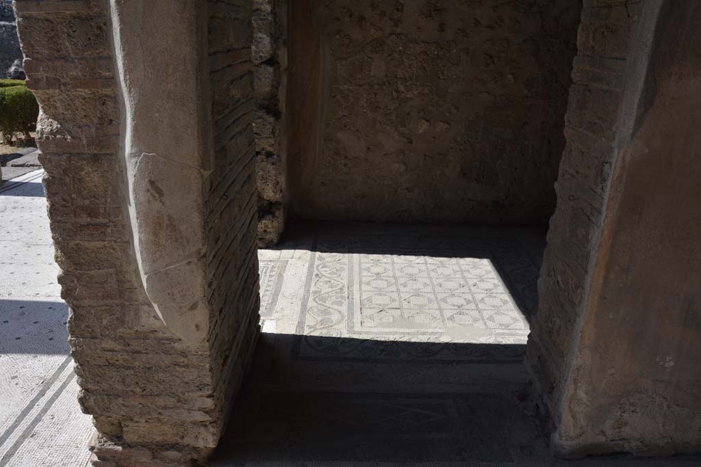 VII.7.5 Pompeii. September 2019. Triclinium (q), small doorway in west wall leading into corridor (r).
Foto Annette Haug, ERC Grant 681269 DÉCOR.
