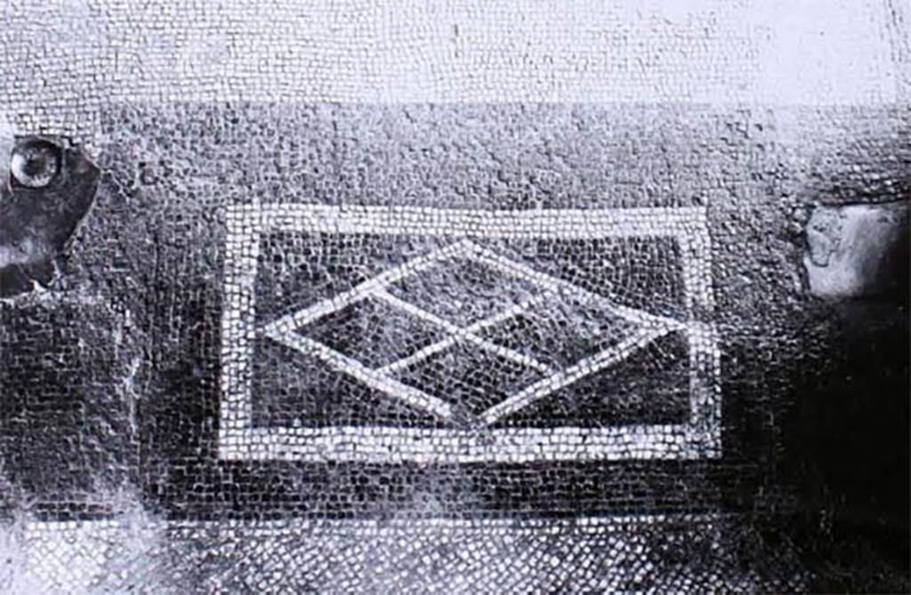 VII.7.5 Pompeii. 1970s. Mosaic floor in threshold of small doorway between corridor room (r), and triclinium (q).

