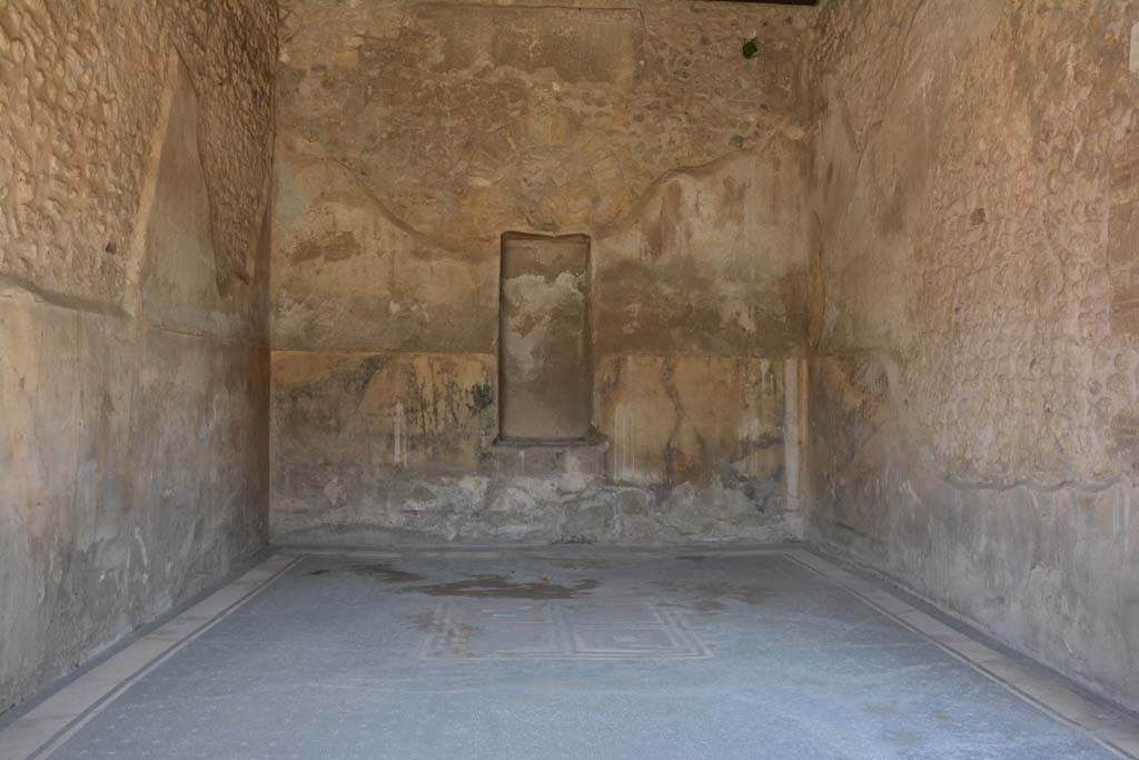 VII.7.5 Pompeii. September 2019. Triclinium (q), looking towards north wall with high niche.
Foto Annette Haug, ERC Grant 681269 DÉCOR.
