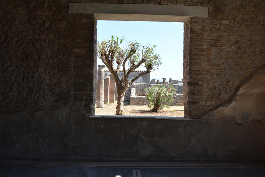 VII.7.5 Pompeii. September 2019. Triclinium (q), window in east wall overlooking peristyle of VII.7.2.
Foto Annette Haug, ERC Grant 681269 DÉCOR.
