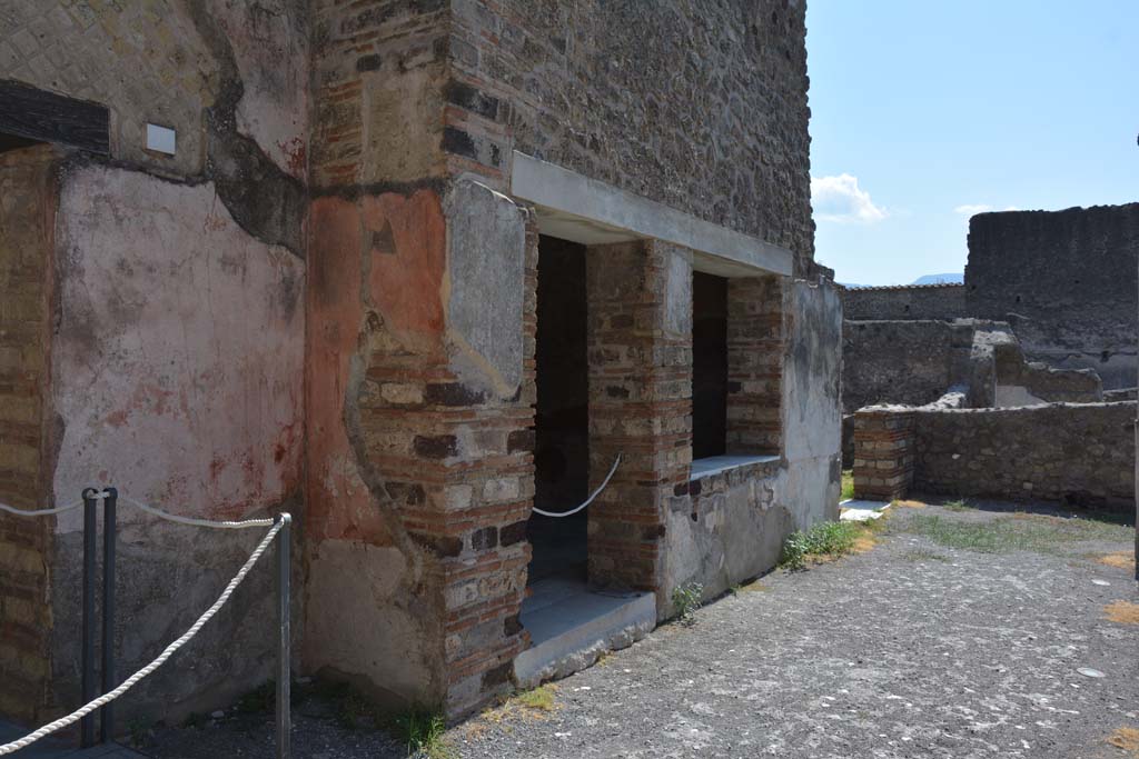 VII.7.5 Pompeii. September 2019. Looking south along east portico towards doorway and window of room (n).
Foto Annette Haug, ERC Grant 681269 DÉCOR.

