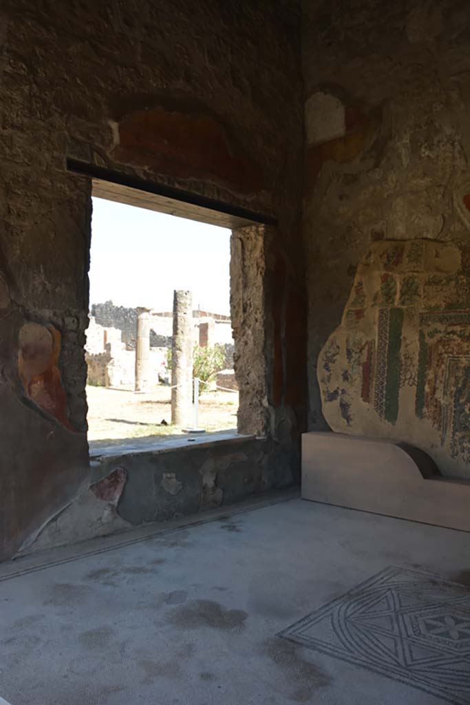 VII.7.5 Pompeii. September 2019. 
Room (n), looking towards window in north wall overlooking south portico of VII.7.2.
Foto Annette Haug, ERC Grant 681269 DÉCOR.
