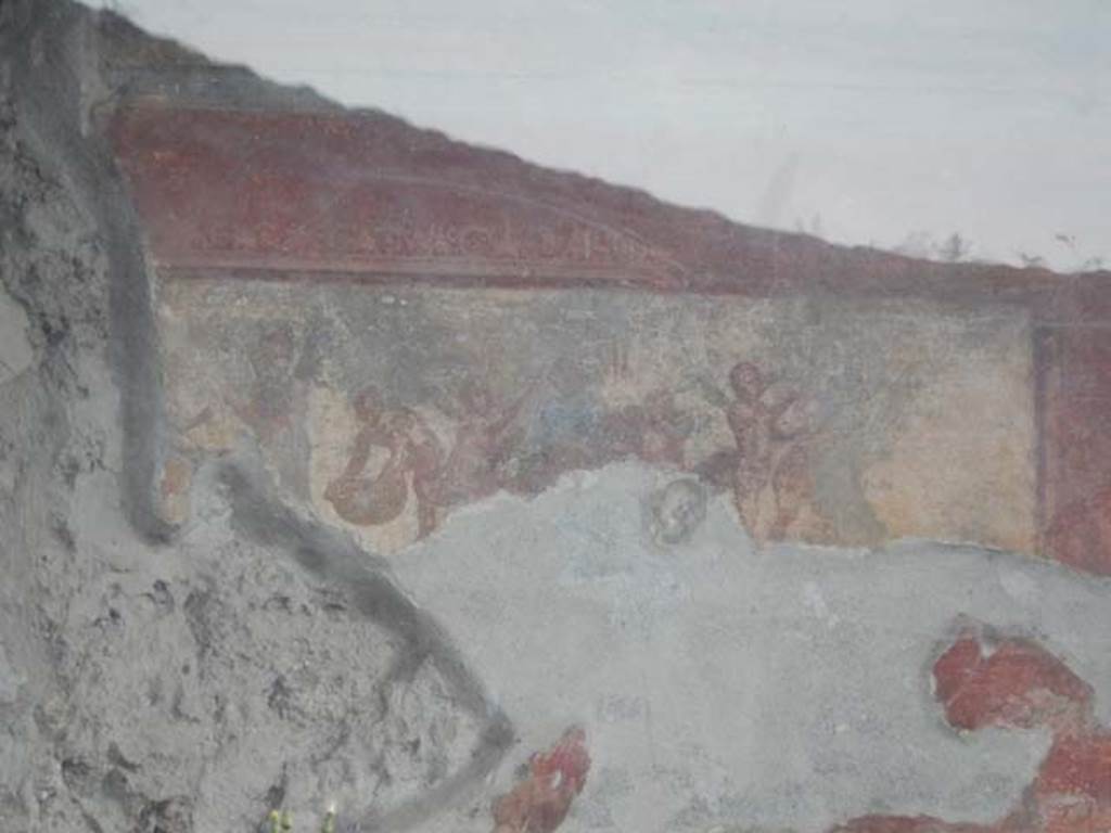 VII.7.5 Pompeii. May 2015. Oecus (m) north wall east side of peristyle.
Wall painting of cupids making flower garlands. Photo courtesy of Buzz Ferebee.
