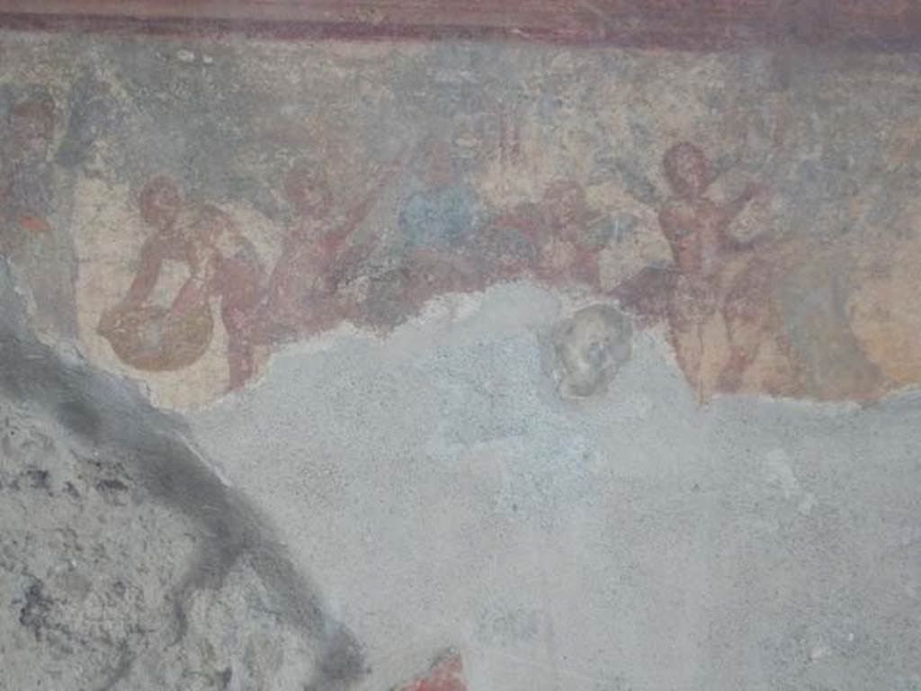 VII.7.5 Pompeii. May 2015. Oecus (m) north wall east side of peristyle.
Detail of wall painting of cupids making flower garlands. Photo courtesy of Buzz Ferebee.
