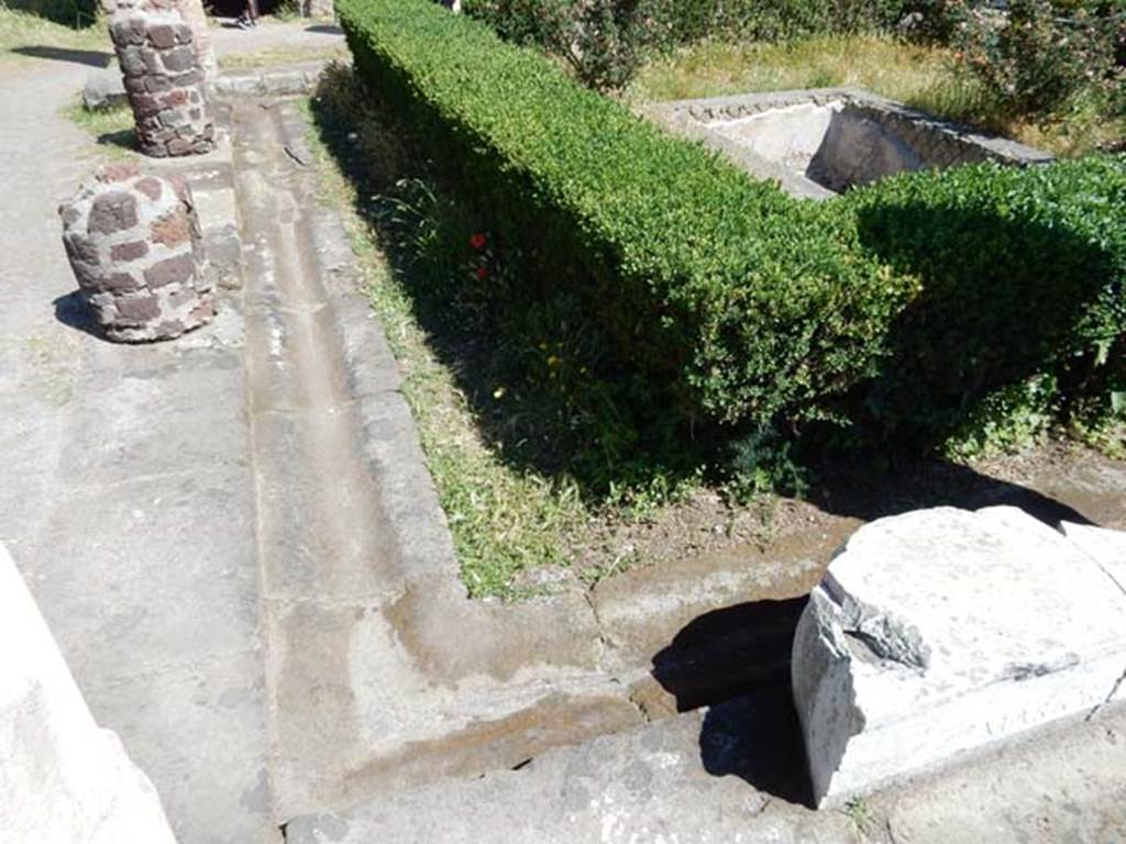 VII.7.5, Pompeii. May 2018. South-west corner of portico of peristyle. With marble slab as below
Photo courtesy of Buzz Ferebee.
