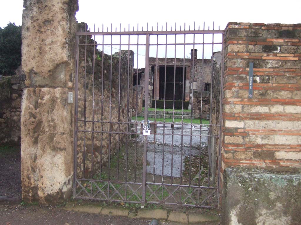 VII.7.5 Pompeii on left. December 2018. 
Looking towards entrance doorway, with VII.7.4 on right. Photo courtesy of Aude Durand.
