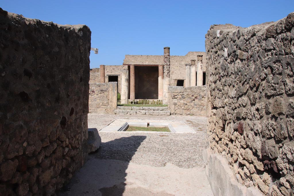 VII.7.5 Pompeii. September 2019. Looking north to atrium from entrance corridor.
Foto Annette Haug, ERC Grant 681269 DÉCOR

