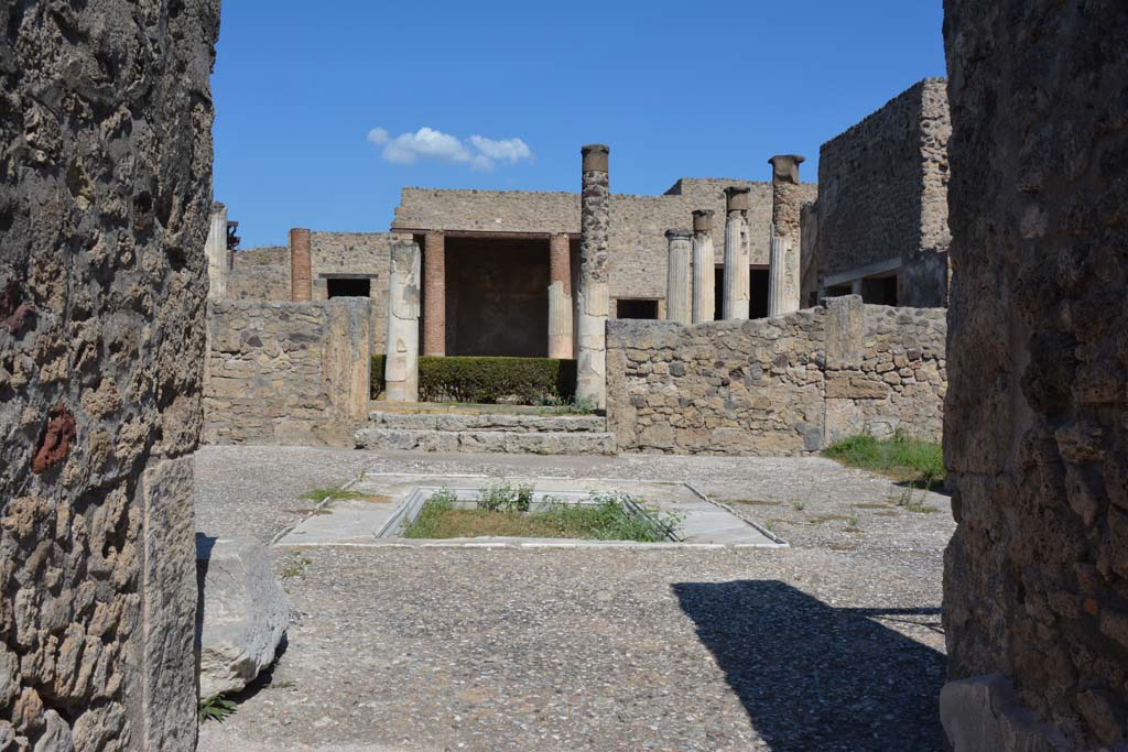 VII.7.5 Pompeii. May 2015. Looking north along entrance fauces (a) to atrium (b).
Photo courtesy of Buzz Ferebee.
