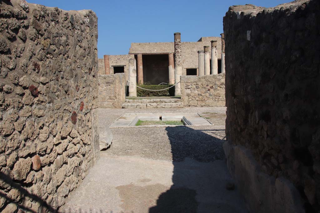 VII.7.5 Pompeii. May 2015. Looking north along entrance fauces (a) to atrium (b).
Photo courtesy of Buzz Ferebee.
