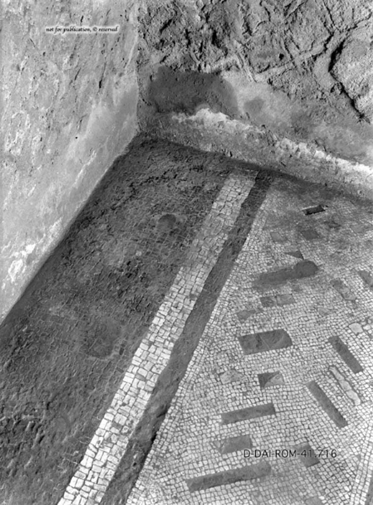 VII.7.5 Pompeii. c.1930. Flooring, showing threshold of the left ala (room e).
According to Blake –
With the more general use of marble, one finds marble fragments combined with those of the coloured limestone, as for example in the atria of V.1.7 and of VII.7.5. In the latter, the pavement is clearly later than the mosaic borders of the alae which in part it covers; it seems to belong to the period of the marble impluvium. (p.31).
In VII.7.5, the right ala has the meander with every square different, while the left uses the simplified form.
(p.84)
See Blake, M., (1930). The pavements of the Roman Buildings of the Republic and Early Empire. Rome, MAAR, 8, (p.31, p.84 & Pl.21, tav. 1)

