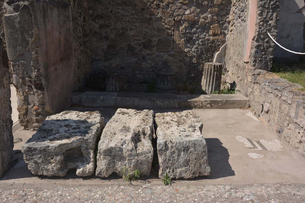 VII.7.5 Pompeii. May 2015. Looking north across marble impluvium in atrium (b). 
The floor of the atrium is a beaten mixture of small fragments of marble.
Photo courtesy of Buzz Ferebee.
