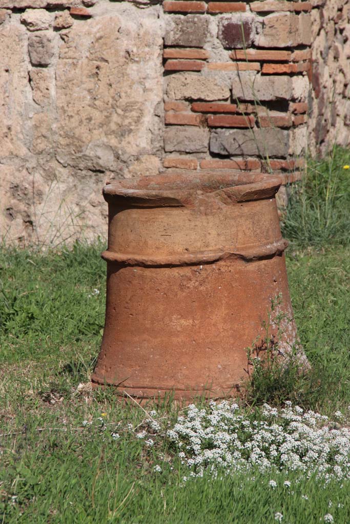 VII.7.10 Pompeii. October 2020. Terracotta pot/puteal in atrium. Photo courtesy of Klaus Heese.