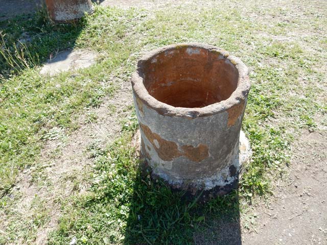 VII.7.10 Pompeii. May 2018. Terracotta pot/puteal in atrium. Photo courtesy of Buzz Ferebee. 