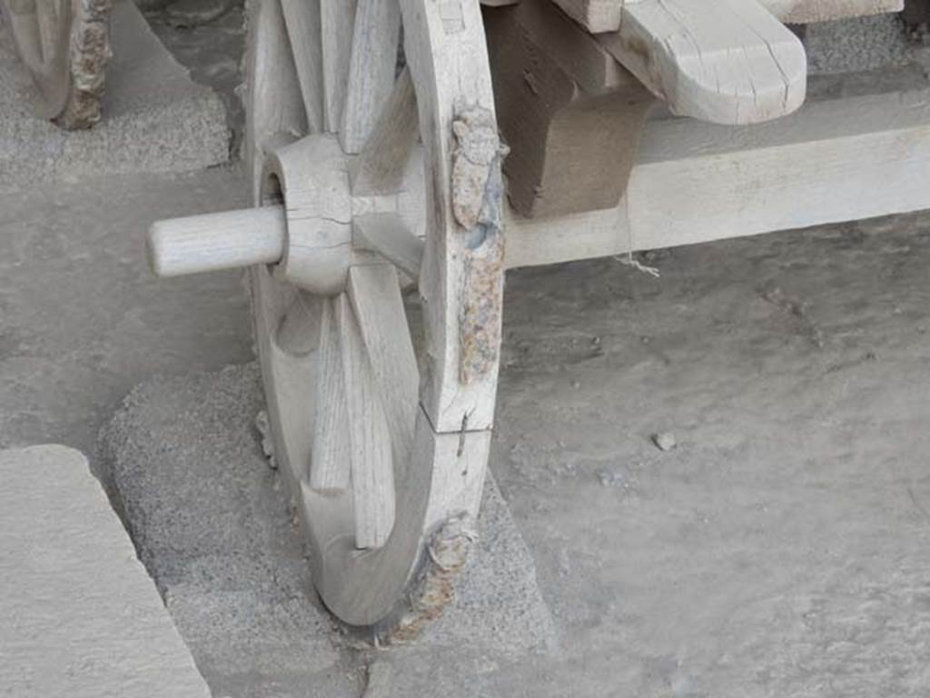 VII.7.29 Pompeii. May 2015. Rim on left rear wheel of cart. Photo courtesy of Buzz Ferebee.
