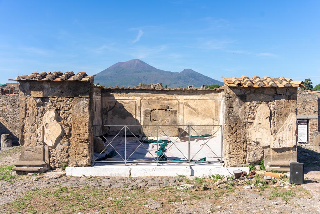 VII.7.32 Pompeii. October 2023. Looking north towards doorway to cella. Photo courtesy of Johannes Eber.