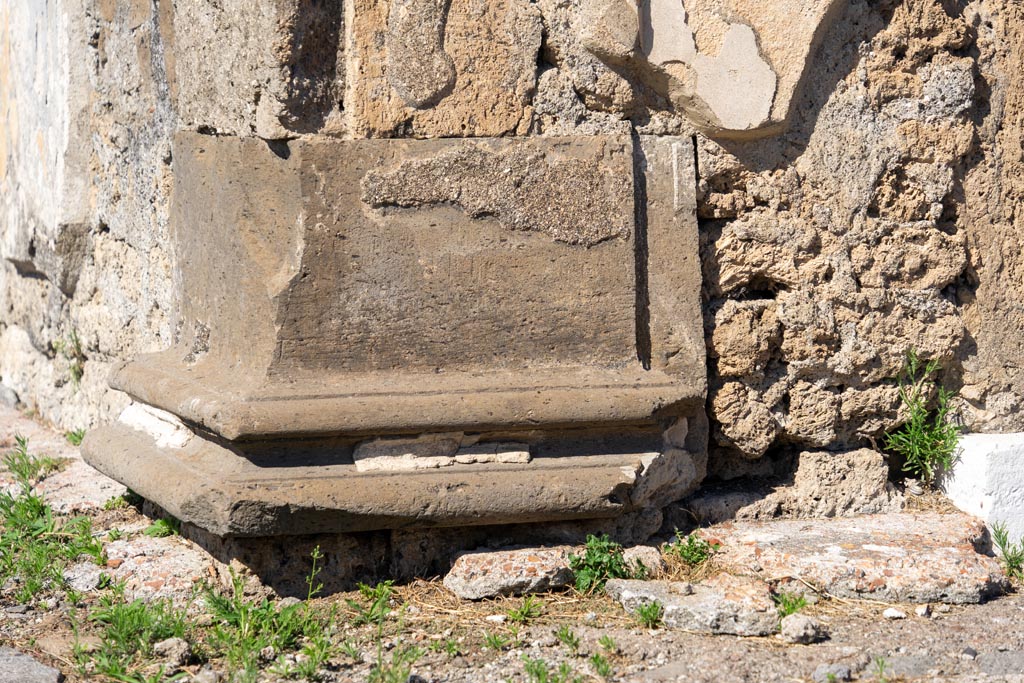 VII.7.32 Pompeii. October 2023. Detail from exterior south-west corner of cella. Photo courtesy of Johannes Eber.

