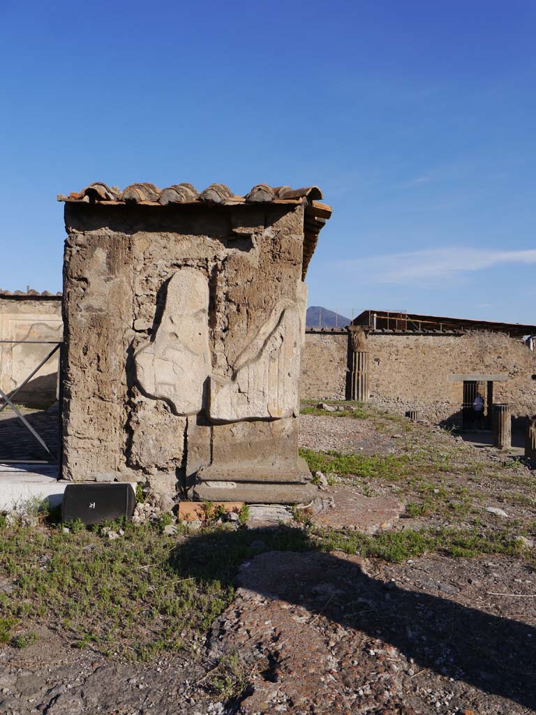 VII.7.32, Pompeii. September 2018. Looking north towards east side of entrance doorway to cella.
Foto Anne Kleineberg, ERC Grant 681269 DÉCOR.
