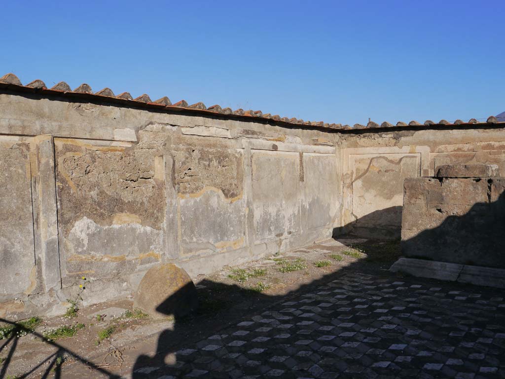 VII.7.32 Pompeii. September 2018. Looking towards west wall, and omphalos.
Foto Anne Kleineberg, ERC Grant 681269 DÉCOR.

