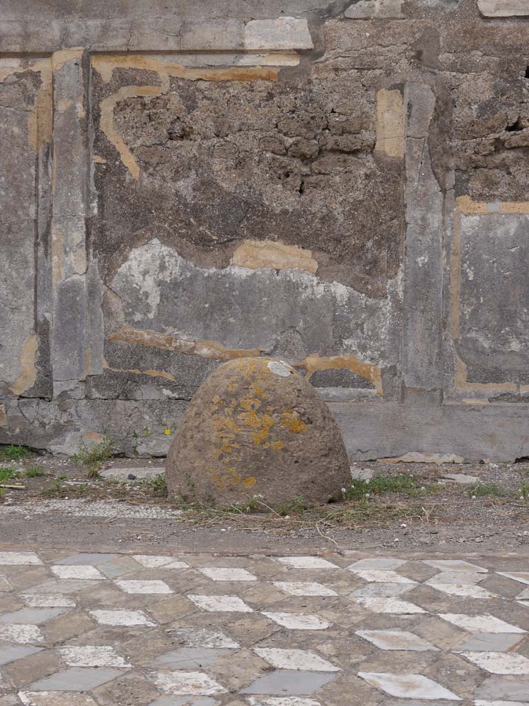 VII.7.32, Pompeii. September 2018. Omphalos near west wall. 
Foto Anne Kleineberg, ERC Grant 681269 DÉCOR.
