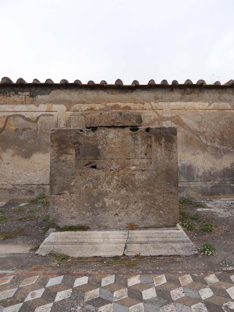 VII.7.32, Pompeii. September 2018. Looking north to altar in cella.
Foto Anne Kleineberg, ERC Grant 681269 DÉCOR.

