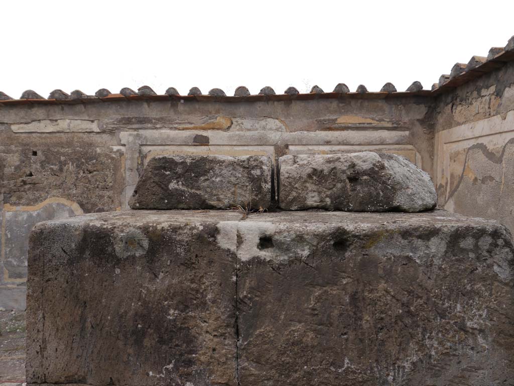 VII.7.32, Pompeii. September 2018. Looking west with detail of altar.
Foto Anne Kleineberg, ERC Grant 681269 DÉCOR.
