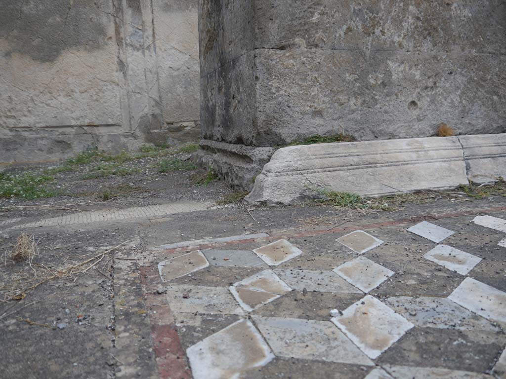 VII.7.32, Pompeii. September 2018. Looking north to south side base of altar, at west end. 
Foto Anne Kleineberg, ERC Grant 681269 DÉCOR.

