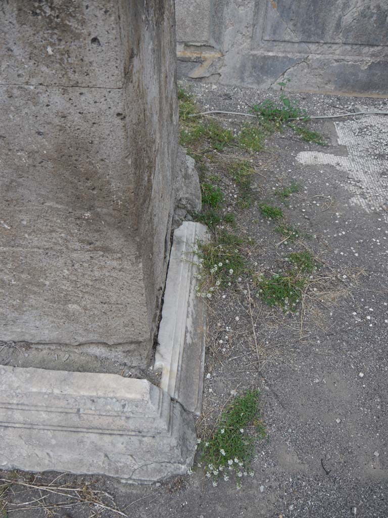 VII.7.32 Pompeii. September 2018. Looking north on east side of base of altar with marble footing. 
Foto Anne Kleineberg, ERC Grant 681269 DÉCOR.

