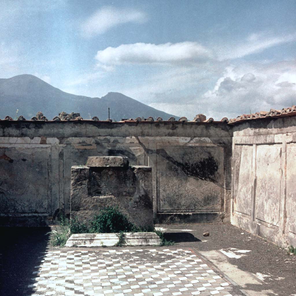 VII.7.32 Pompeii. 1963 photo of the cella (cult chamber) of the Temple of Apollo, Pompeii. 
Photo © Bildarchiv Foto Marburg / Foto: unbekannt; Aufn.-Datum: 1963 - Bilddatei-Nr. fmc418396.
