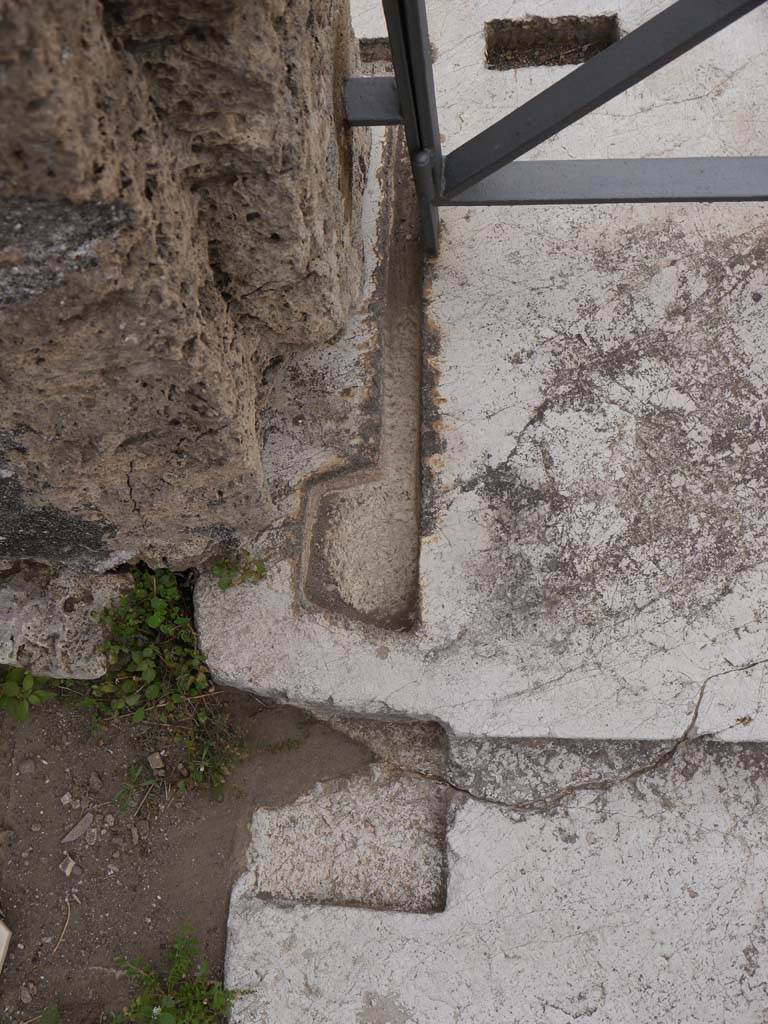 VII.7.32, Pompeii. September 2018. Detail of threshold on east side of doorway.
Foto Anne Kleineberg, ERC Grant 681269 DÉCOR.
