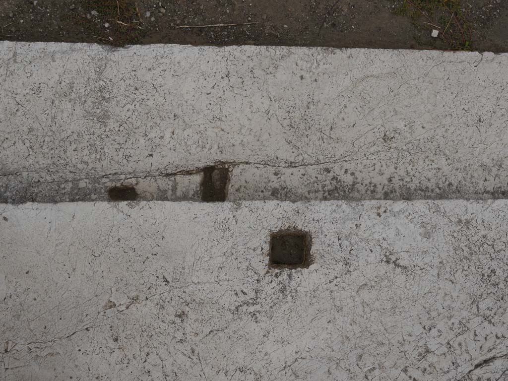 VII.7.32, Pompeii. September 2018. Detail of threshold with square centre hole.
Foto Anne Kleineberg, ERC Grant 681269 DÉCOR.
