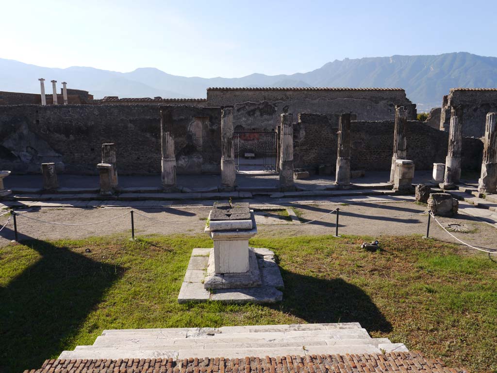 VII.7.32, Pompeii. September 2018. Looking south from top of steps of podium, towards Temple entrance doorway. 
Foto Anne Kleineberg, ERC Grant 681269 DÉCOR.

