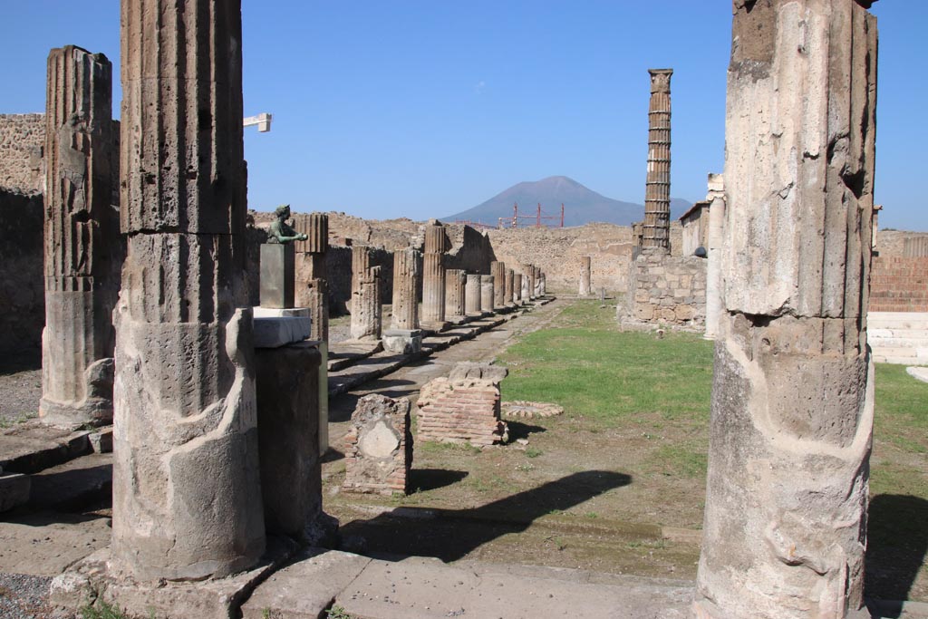 VII.7.32 Pompeii. October 2023. Looking north along west portico from south-west corner. Photo courtesy of Klaus Heese.