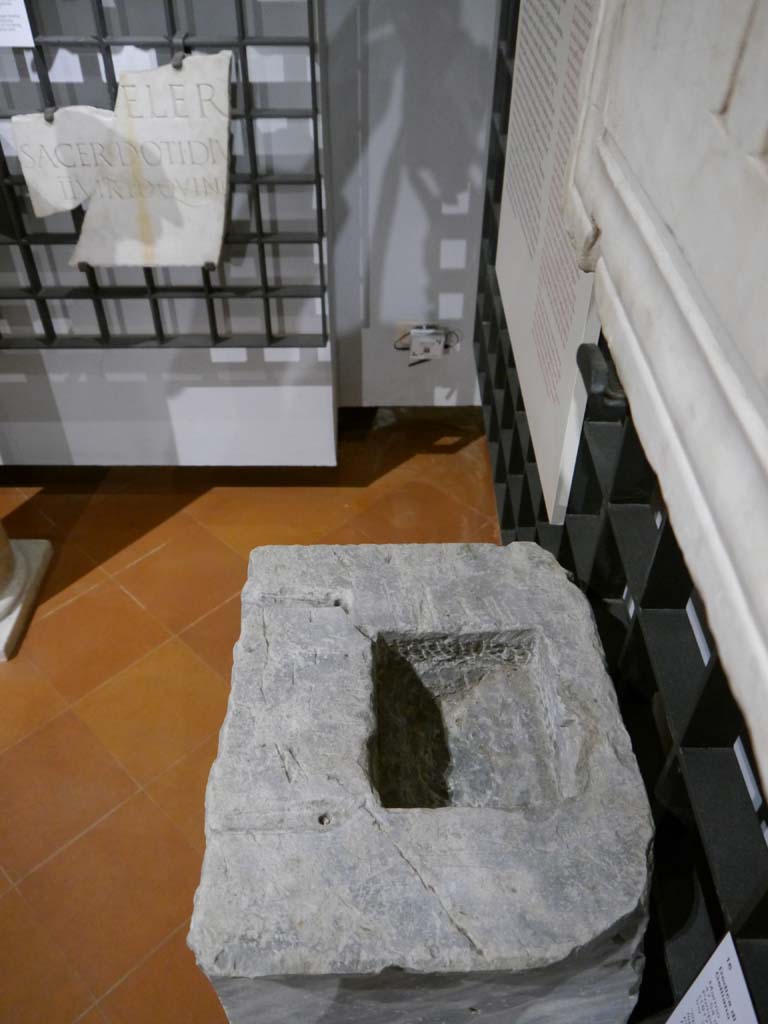 VII.8.1 Pompeii. March 2019. Top of stone, with Dedication of Spurius Turranius Proculus Gellianus.
Foto Anne Kleineberg, ERC Grant 681269 DÉCOR.
