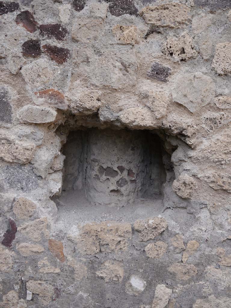 VII.8.01 Pompeii. September 2018. Recess in north wall between two doorways at west end. 
Foto Anne Kleineberg, ERC Grant 681269 DÉCOR.
