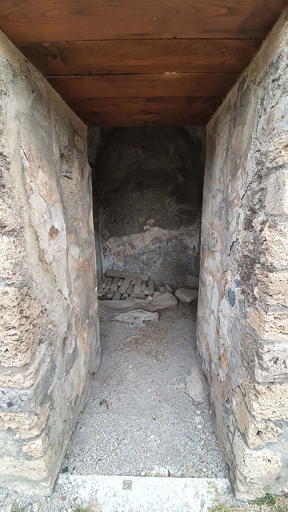 VII.8.1 Pompeii. August 2021. 
Looking through doorway of room in centre of north wall. 
Foto Annette Haug, ERC Grant 681269 DÉCOR.
