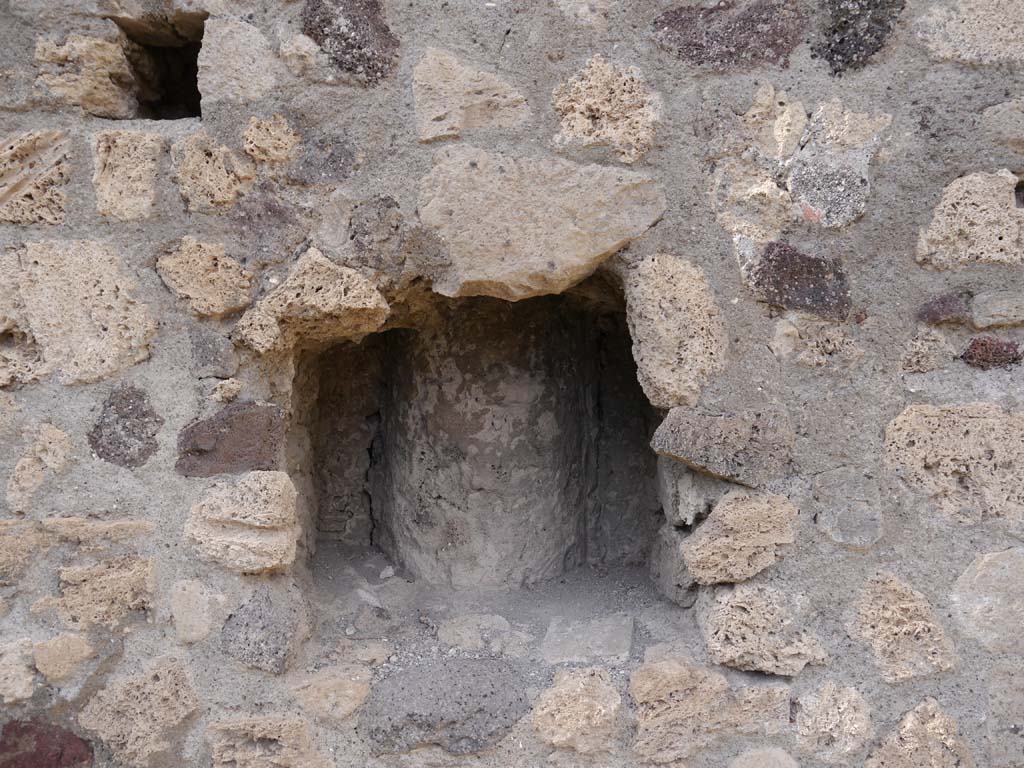 VII.8.01 Pompeii. September 2018. Recess in north wall between two doorways. 
Foto Anne Kleineberg, ERC Grant 681269 DÉCOR.
