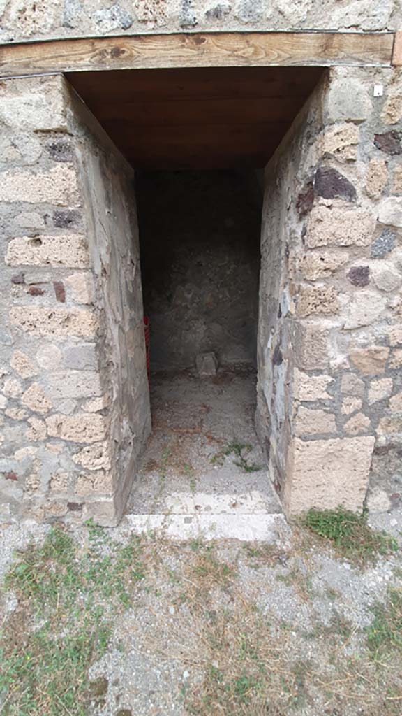 VII.8.1 Pompeii. August 2021. Doorway to room on east side of north wall.
Foto Annette Haug, ERC Grant 681269 DÉCOR.
