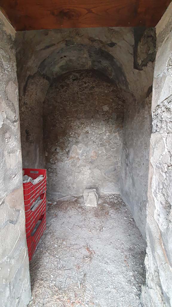 VII.8.1 Pompeii. August 2021. 
Looking north through doorway of room on east side of north wall.
Foto Annette Haug, ERC Grant 681269 DÉCOR.

