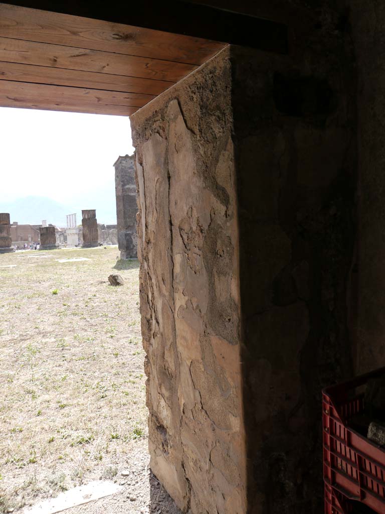 VII.8.01 Pompeii. September 2018. West side of doorway of room.
Foto Anne Kleineberg, ERC Grant 681269 DÉCOR.
