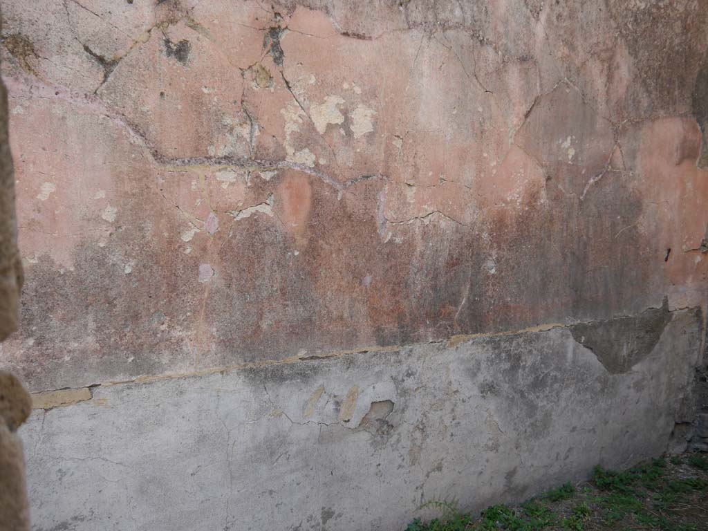 VII.8.01 Pompeii. September 2018. East wall with remaining painted decoration.  
Foto Anne Kleineberg, ERC Grant 681269 DÉCOR.
