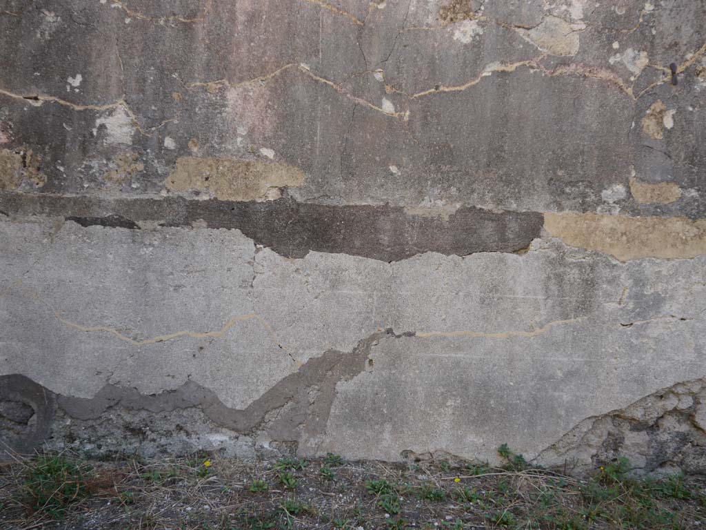 VII.8.01 Pompeii. September 2018. Detail of east wall with remaining painted decoration.  
Foto Anne Kleineberg, ERC Grant 681269 DÉCOR.
