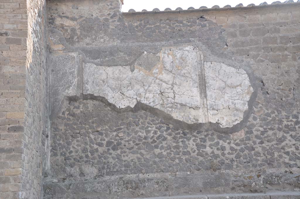 VII.8.01 Pompeii. July 2017. West wall of Temple, with stucco decoration.
Foto Anne Kleineberg, ERC Grant 681269 DÉCOR.
