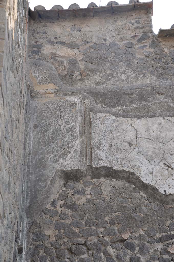 VII.8.01 Pompeii. July 2017. Detail of remaining stucco on west wall in north-west corner.
Foto Anne Kleineberg, ERC Grant 681269 DÉCOR.
