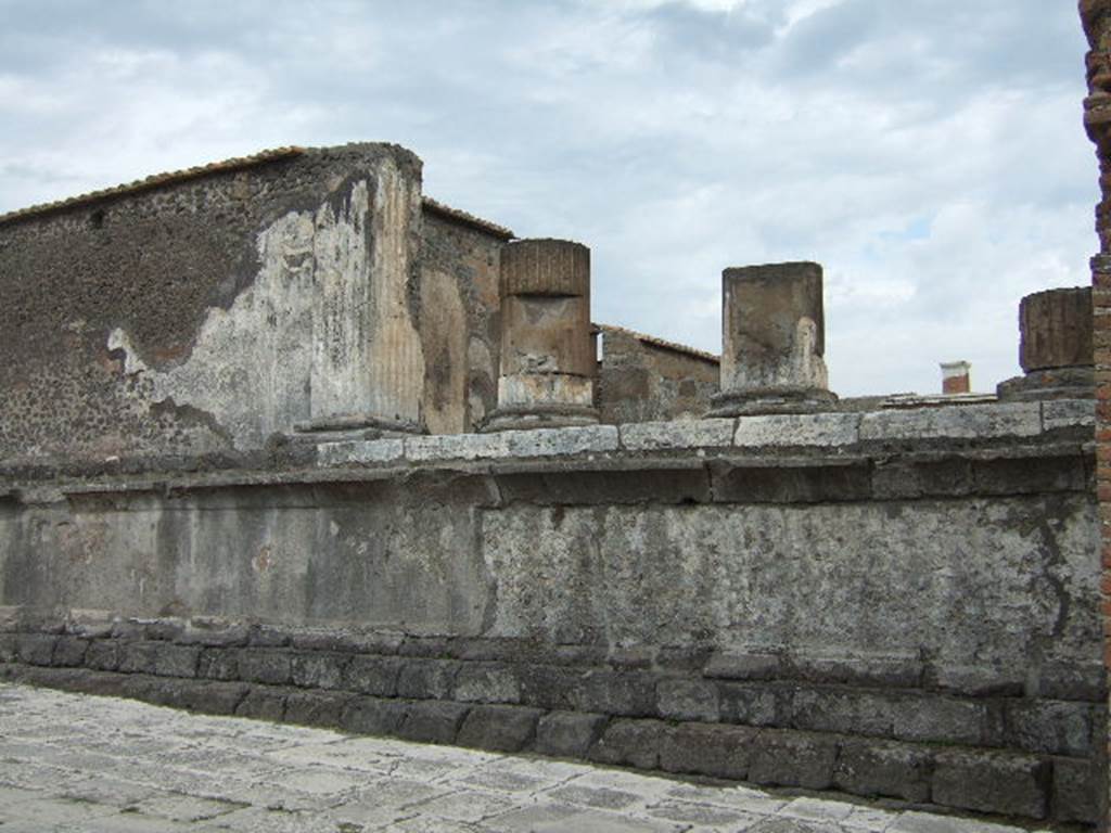 VII.8.1 Pompeii. May 2006. West wall of Temple of Jupiter, with cella, upper left, and podium/portico, upper right.