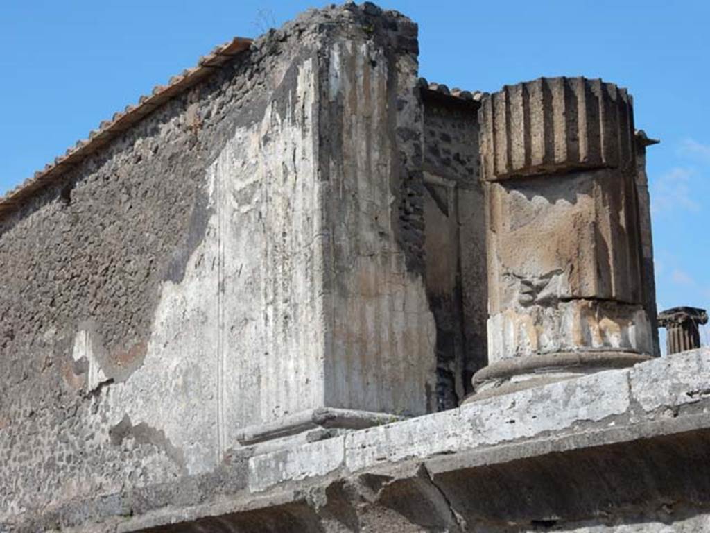 VII.8.1 Pompeii, May 2018. Detail of west side wall of cella, and portico column. Photo courtesy of Buzz Ferebee.

