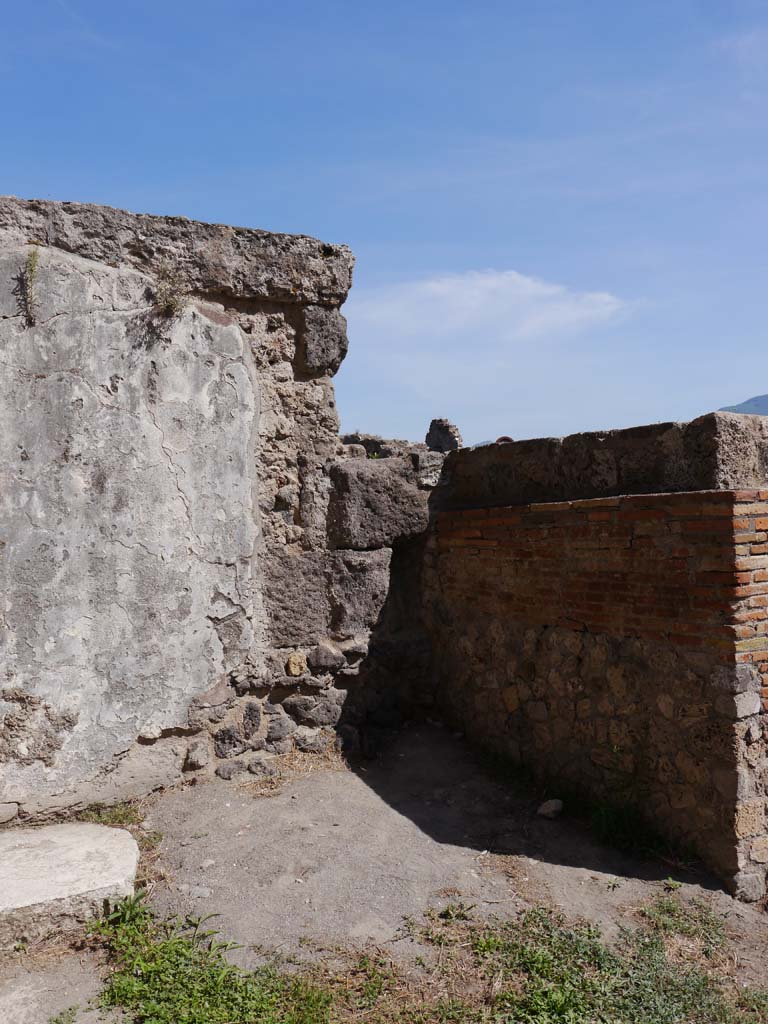 VII.8.1 Pompeii, September 2018. Detail of area in south-west corner of Temple, east and south wall.
Foto Anne Kleineberg, ERC Grant 681269 DÉCOR.
